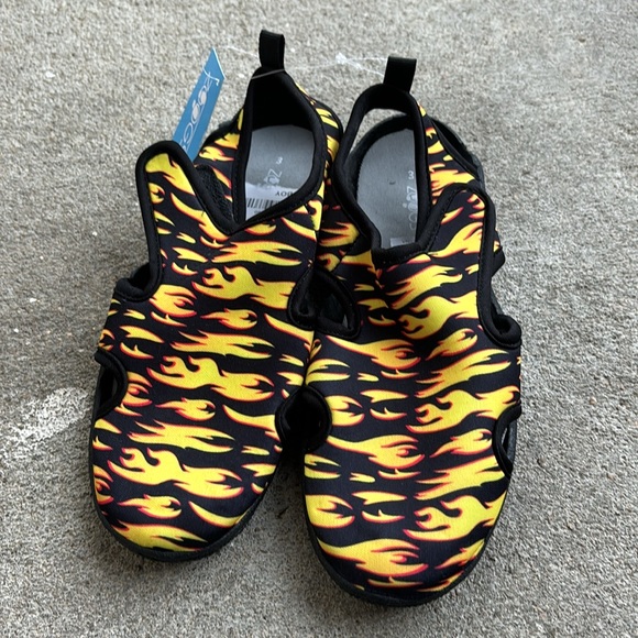 NWT Zoogs Black Water Beach Shoes Velcro Close Flame Design open Heel Boys 3 - Picture 12 of 12